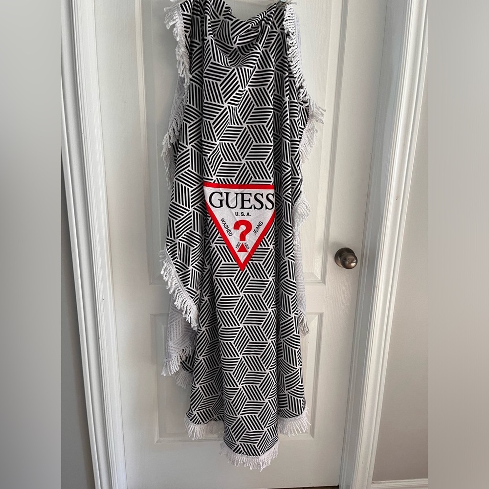 Retro Guess Round Towel/Throw